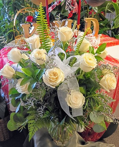 Elegant Dozen White Roses